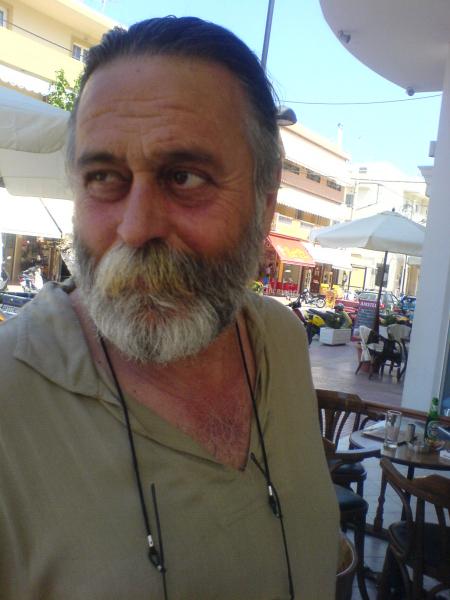 le patron du cafee en crete